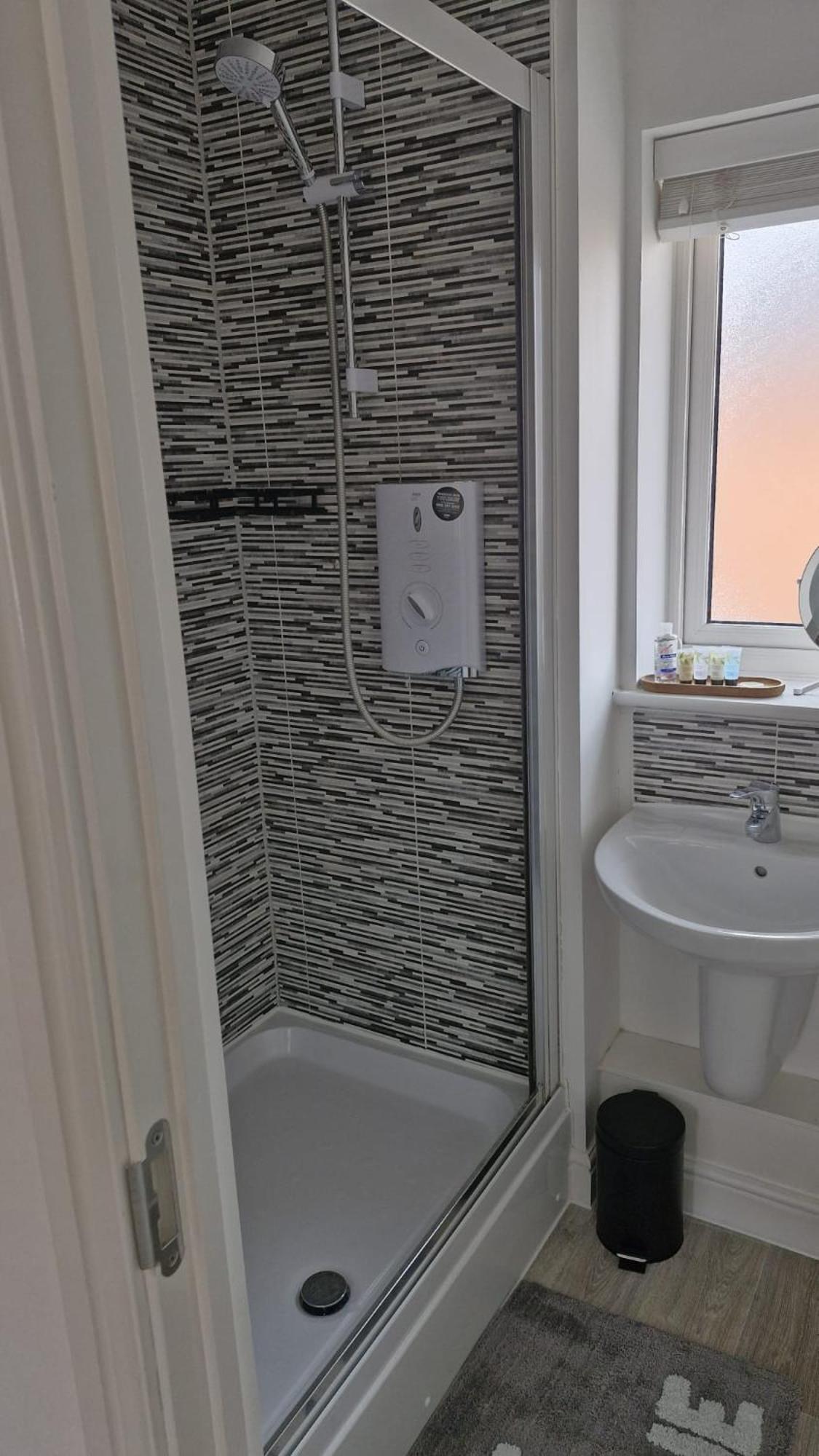 Modern Double Room With En-Suite, Parking & Fast Wifi - Close To Beach Sandgate Exterior photo